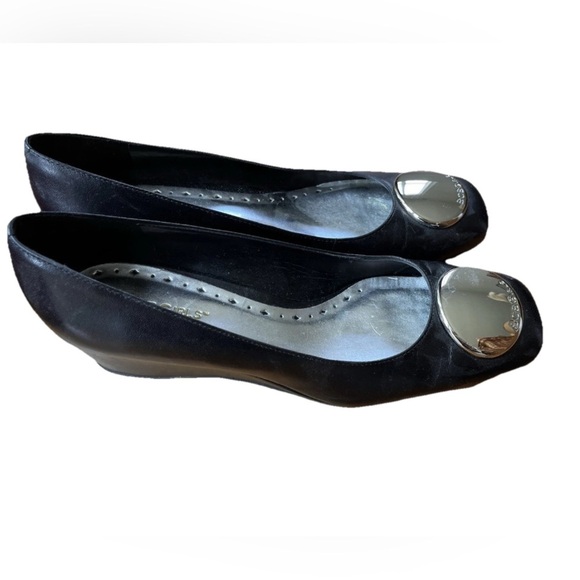 Womens BCBG Leather Wedge Pumps w/Silver Button Sz.8.5B "Odette" - Picture 4 of 5